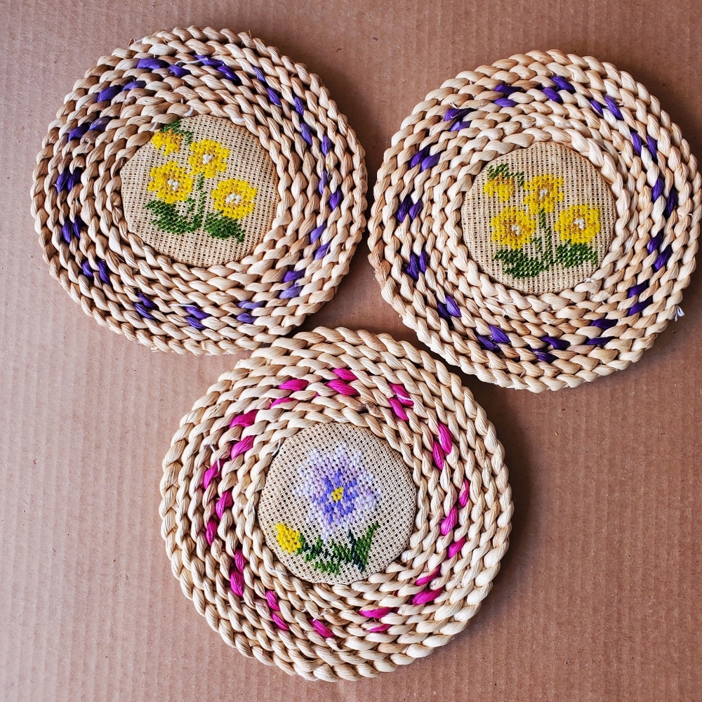 Vintage Raffia Trivet Hot Pad Woven Raffan Pot Holder Set 3 Cross Stitch Flowers